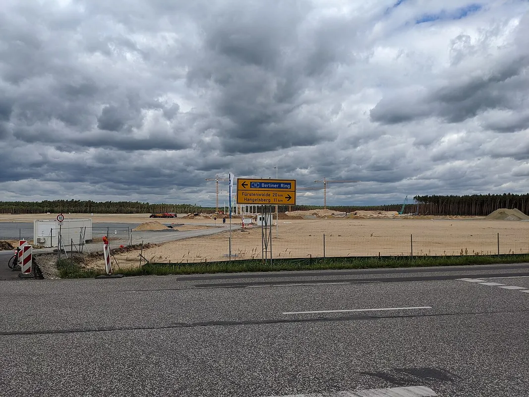 Southern access to the construction site of the Tesla Gigafactory Berlin-Brandenburg as seen from Tesla-Straße in July 2020
