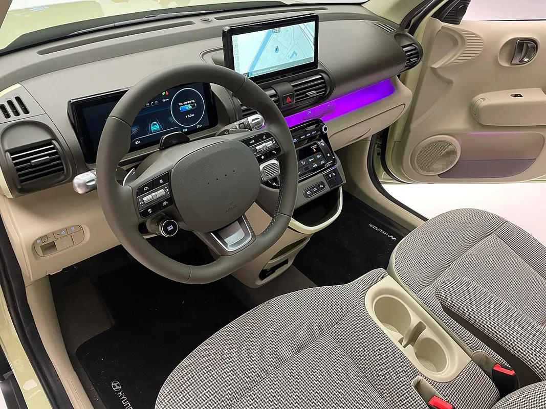 Fahrersitz des Hyundai Inster
