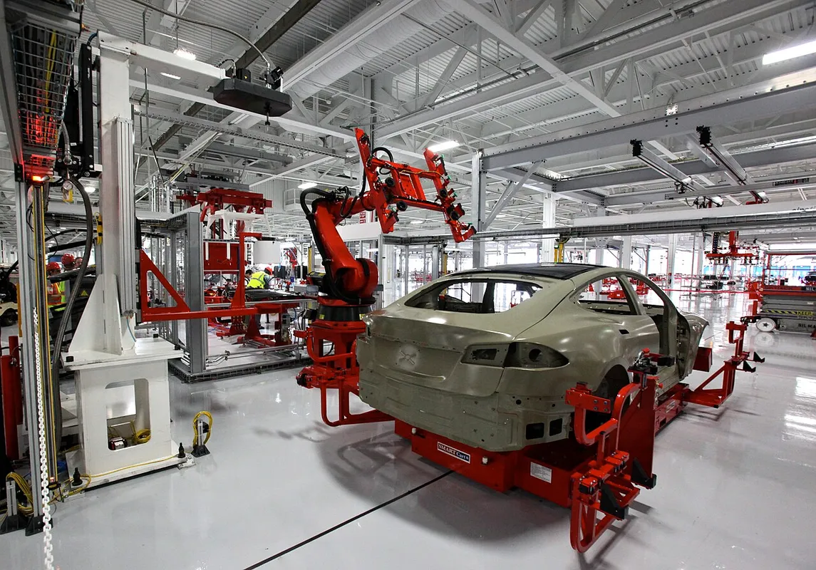 a factory tour after the Model S drive on the track. This one installs the laminated glass roof. It's amazing how much brighter the factory